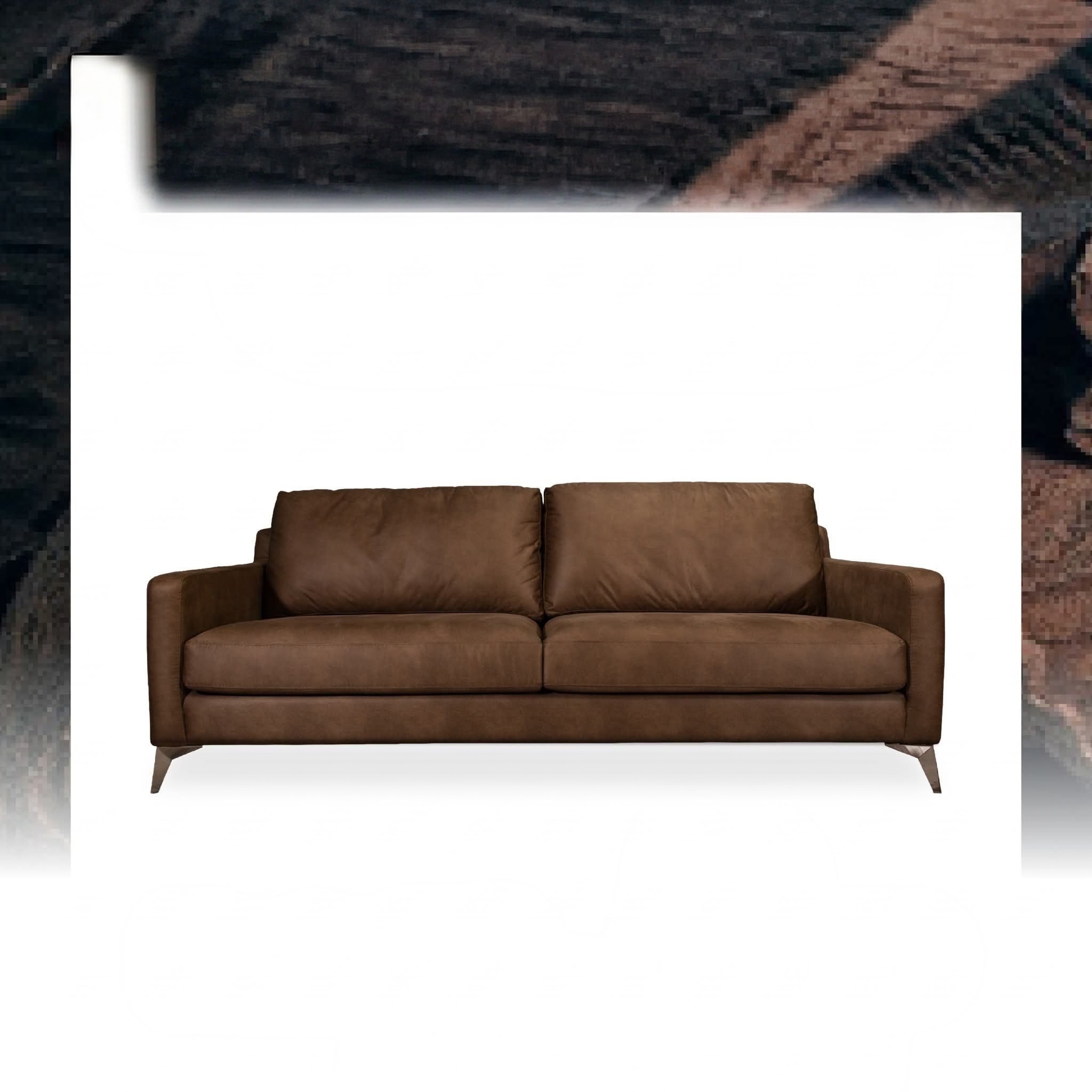 Sofá de dos plazas en tonos tabaco con acabados tipo piel